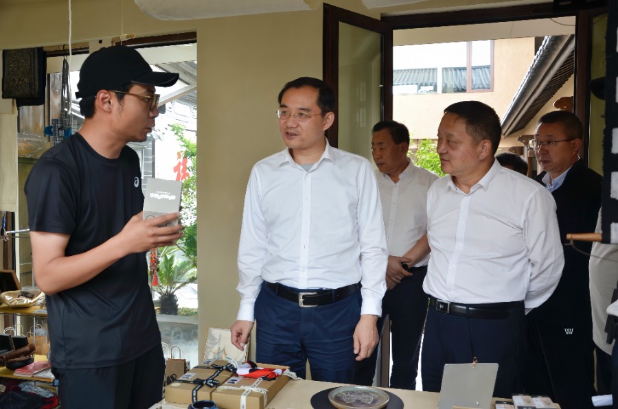 6月6日下午，浦东新区党政代表团在剑川县沙溪镇沙坪村，考察农文旅融合发展、和美乡村建设、带动群众增收等情况_proc.jpg