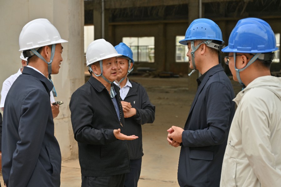 6月9日，杨国宗在祥云县珈能硅基(大理)半导体材料有限公司年产3000吨高纯二氧化硅制造基地项目现场详细了解项目建设进度和企业运营情况_proc.jpg