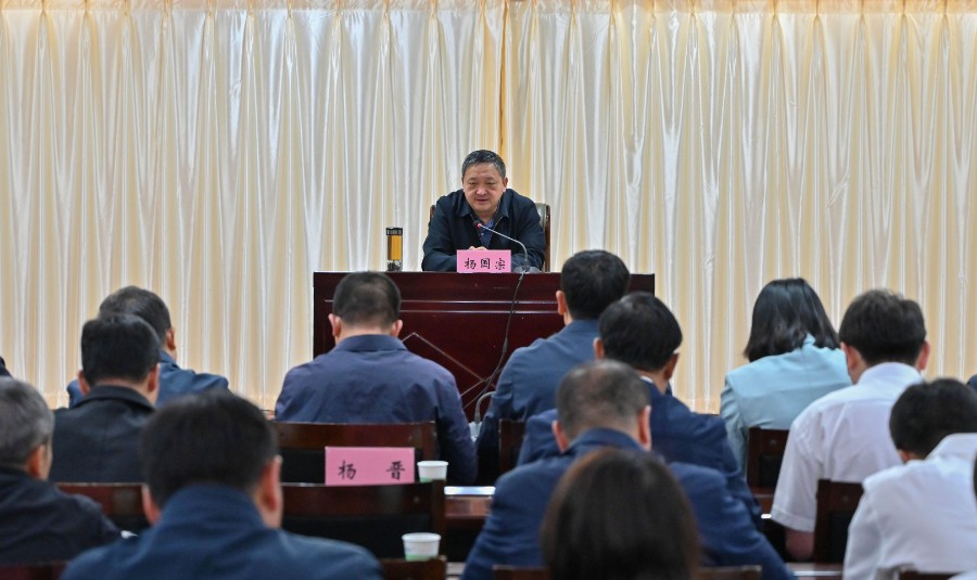 6月9日，杨国宗主持召开祥云县产业发展及干部廉政提醒谈话座谈会_proc_副本.jpg