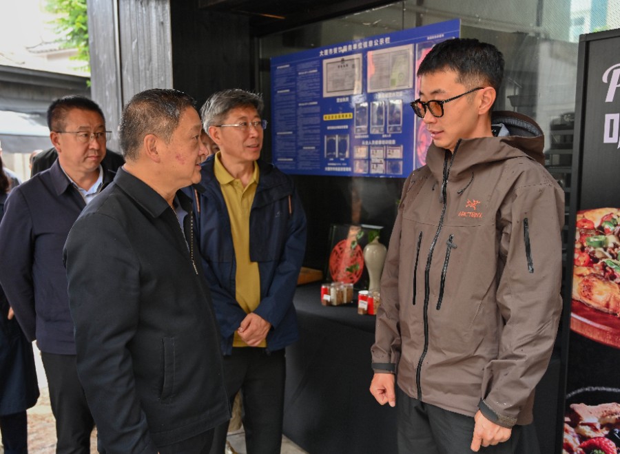 6月12日，杨国宗在龙尾关详细了解片区活化利用、非遗美食街打造等情况，_proc_副本.jpg