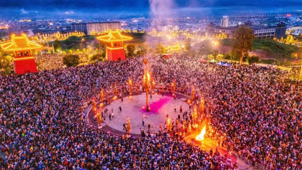 成龙力荐！来大理，给夏天加把“火”！
