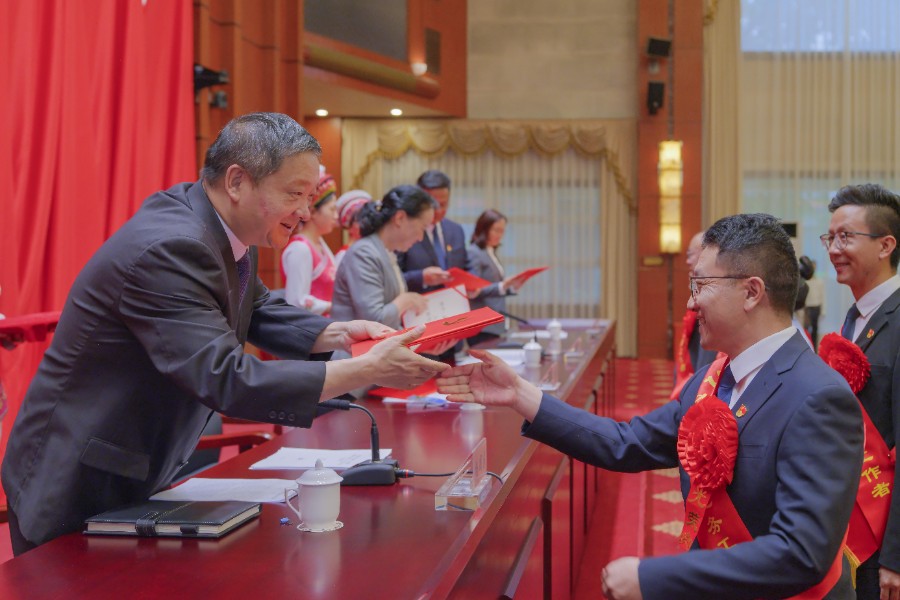 杨国宗等与会领导为表彰对象代表颁奖_proc.jpg