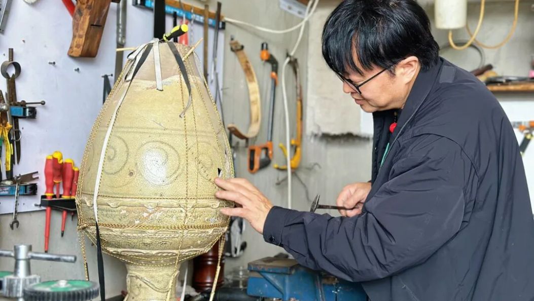 大理匠人文壮举 让器物“伤口”开出花