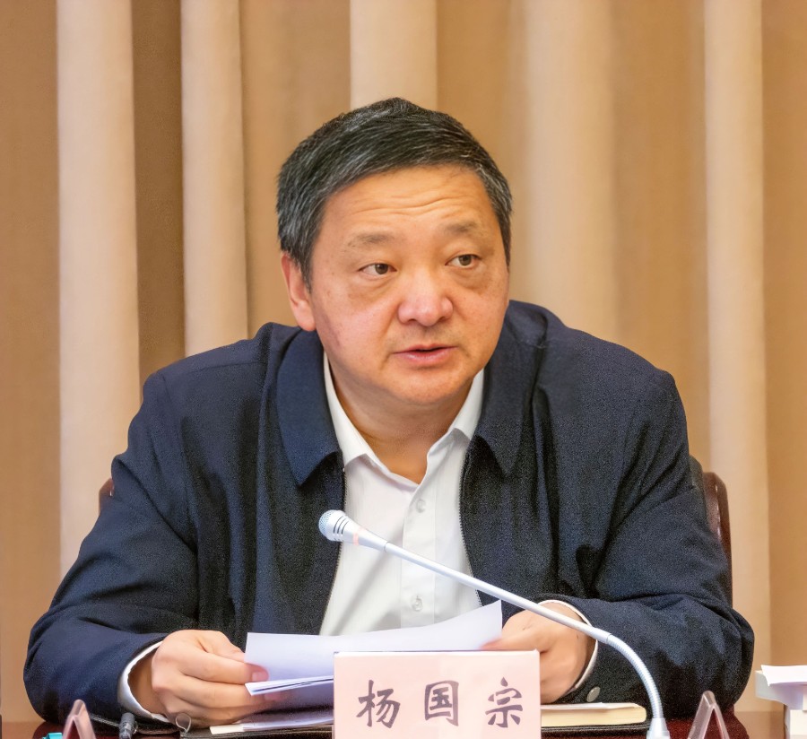 州委书记杨国宗主持会议_副本.jpg