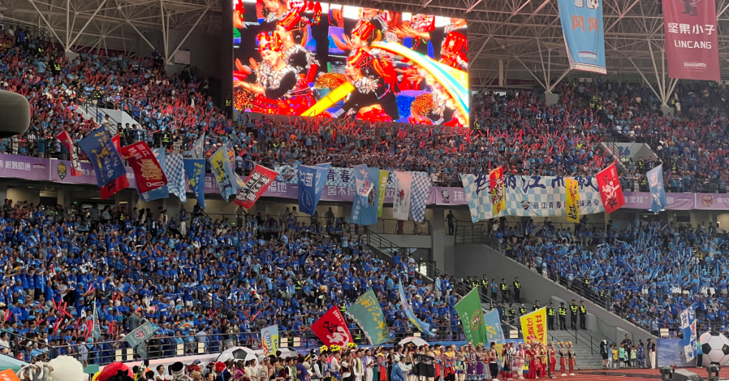 大理元素闪耀滇超决赛：扎染蓝、大理山歌、长跑名将齐聚拓东体育场......