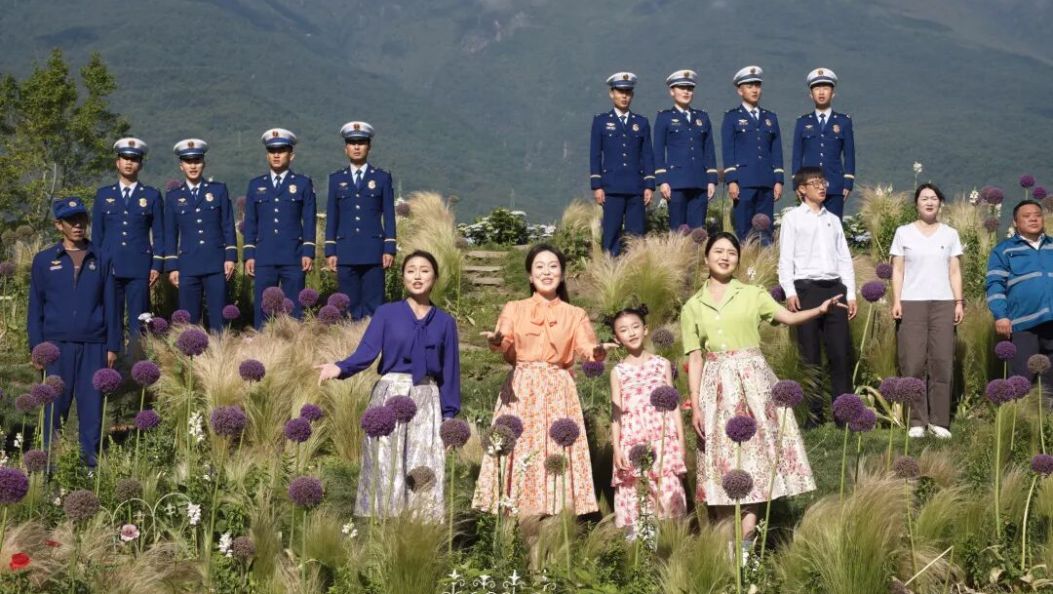以花为序，向光而行！在苍山洱海间，讲述追光者的故事