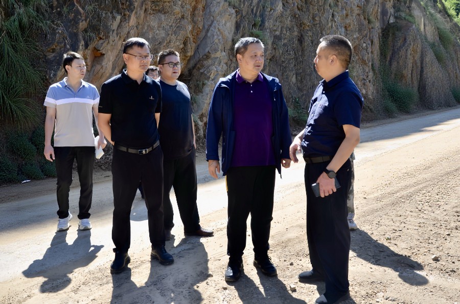 1784597355443011.jpg (一)7月20日上午,杨国宗在宾川县平川线水毁路段,督导调研“7·06”强降雨灾情处置及道路保通工作_proc.jpg