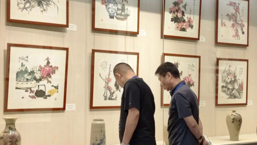 纸上瓷上皆是大理，辛恒画大理陶瓷国画展开展