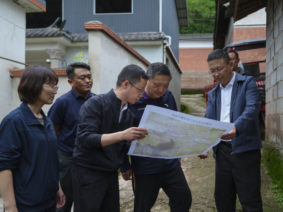 7月22日，杨国宗在永平县龙门乡李子树村阿黄哨小组了解地质灾害治理项目情况_proc.jpg