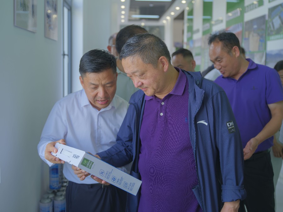 7月22日，杨国宗在大理州食用菌产业发展有限公司了解食用菌全产业链科技示范园项目运行情况_proc.jpg