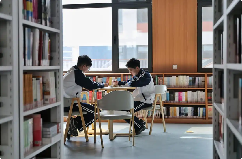 北京四中雄安校区阅读空间。