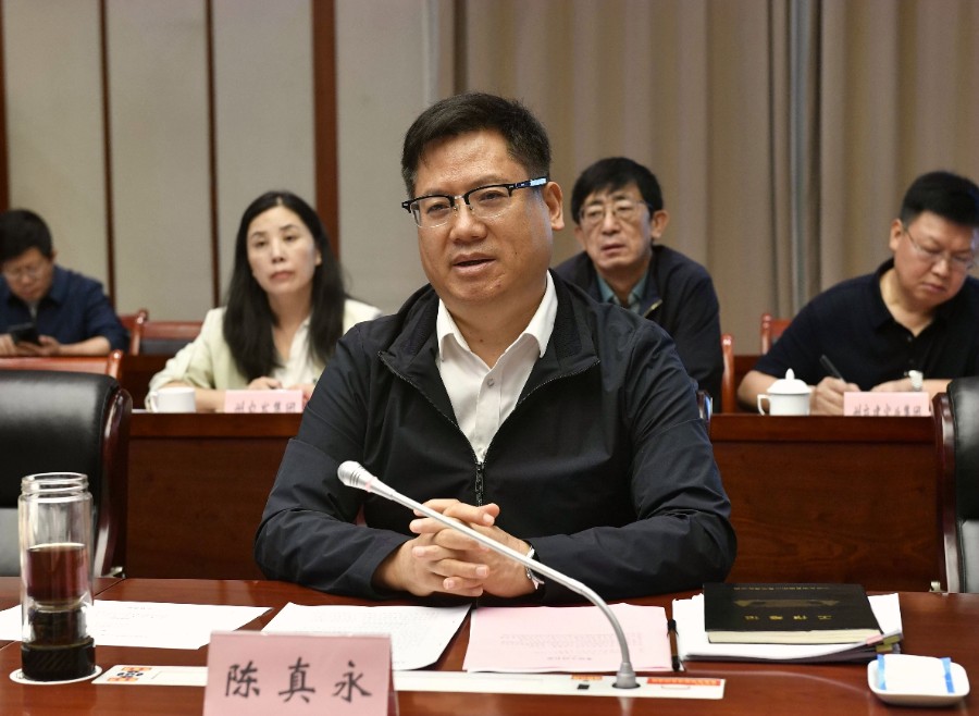 1785474438477284.jpg 陈真永主持座谈会并讲话_proc_副本.jpg