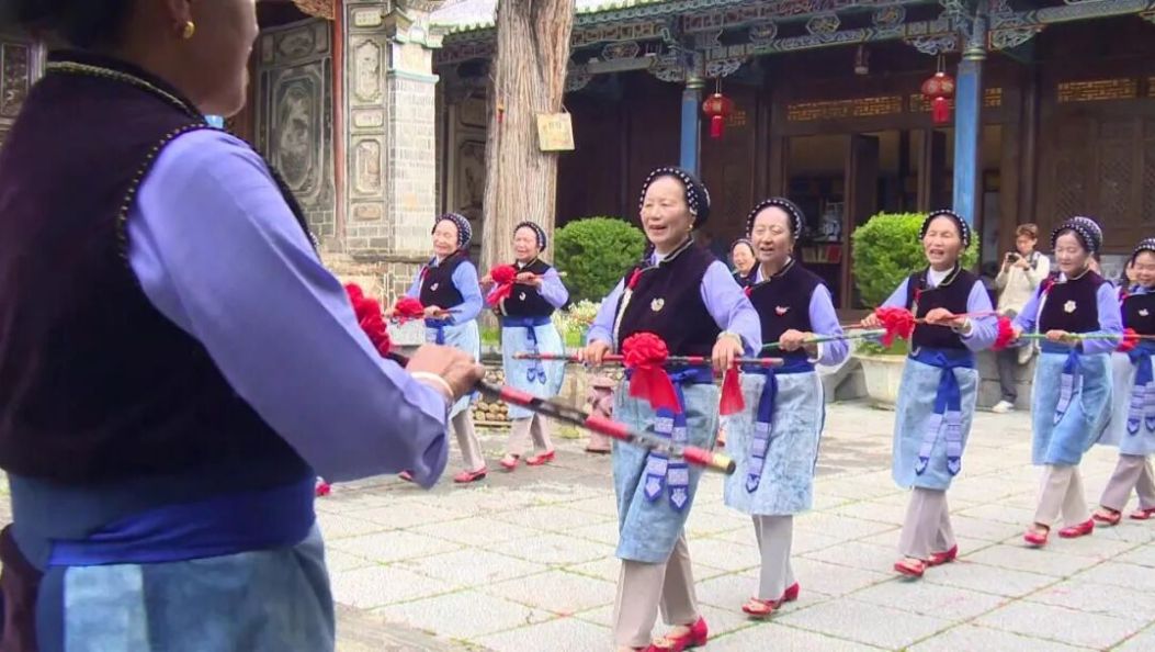 鞭子敲出嚓嚓声！凤羽银发奶奶舞非遗，少年孩童续文脉