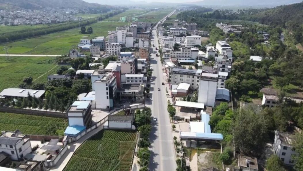 洱源下山口，解锁25℃的夏天：泡汤、溜娃、喝冰饮，太安逸了！