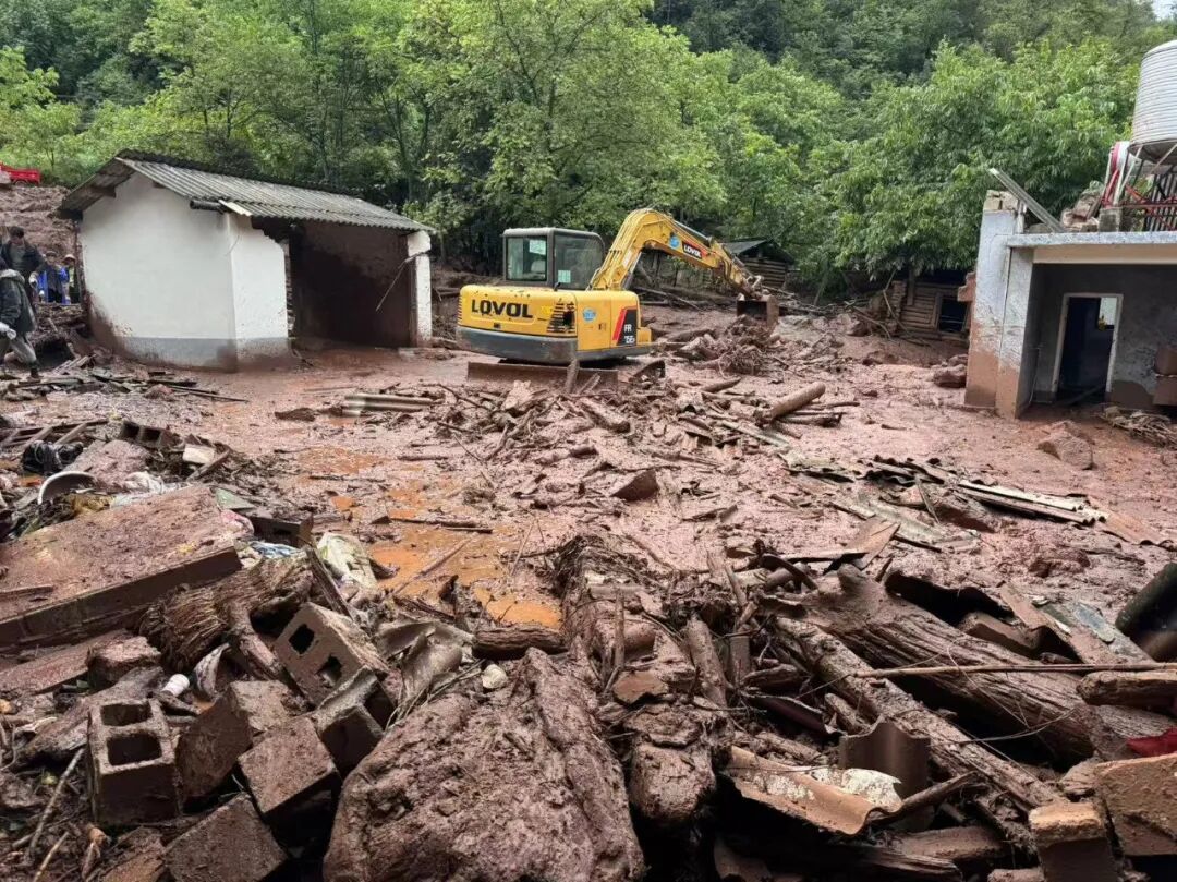 云龙炼登村遭遇暴雨！泥石流来临前2分钟，他果断背起卧床老人撤离……