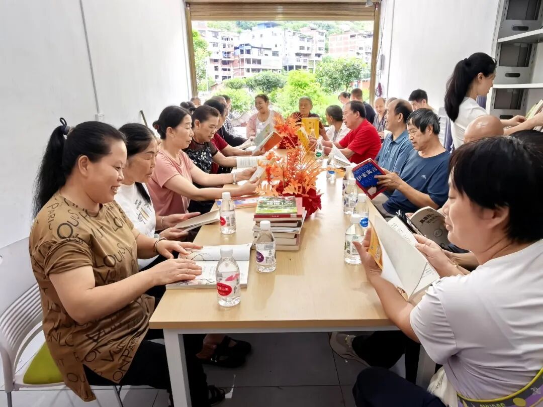 2026年7月30日拍摄于云南省盐津县普洱镇跳桥社区（图为该社区“银发”老人在农家书屋阅读书籍） (1).jpg