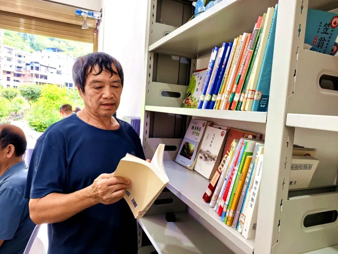 2026年7月30日拍摄于云南省盐津县普洱镇跳桥社区（图为该社区“银发”老人在农家书屋阅读书籍） (4).jpg