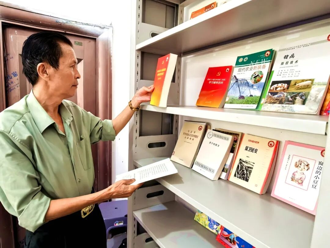 2026年7月30日拍摄于云南省盐津县普洱镇跳桥社区（图为该社区“银发”老人在农家书屋阅读书籍） (3).jpg