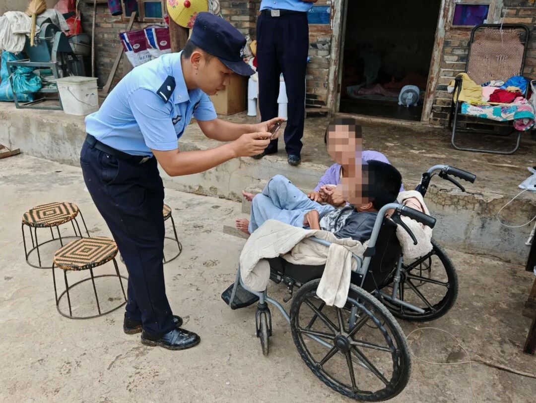 民警入户为行动不便群众办理身份证.jpg