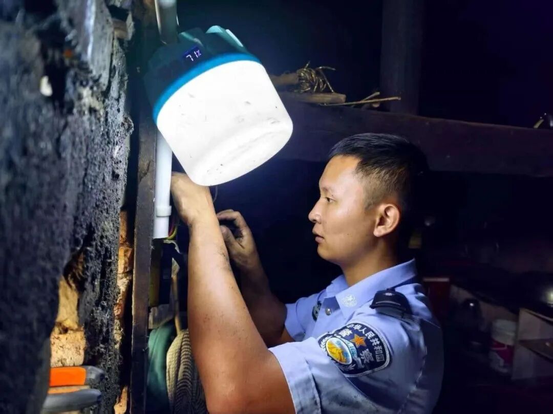 民警为群众加装电灯.jpg