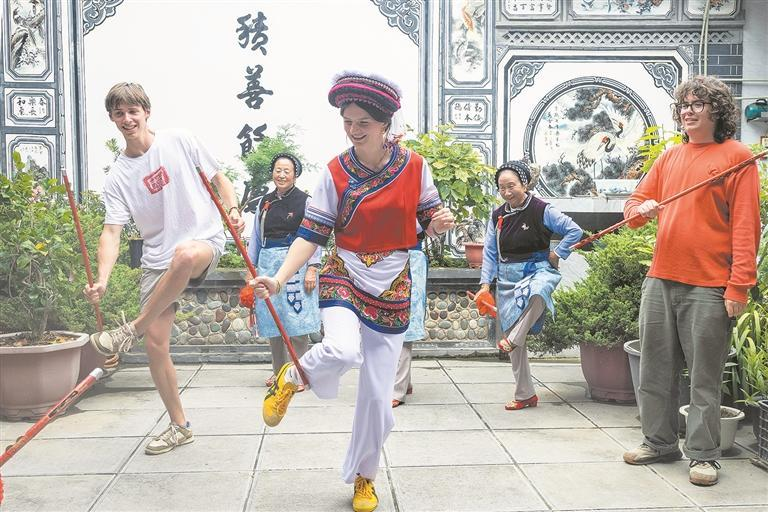当“洋”学生遇到白族霸王鞭，他们说……