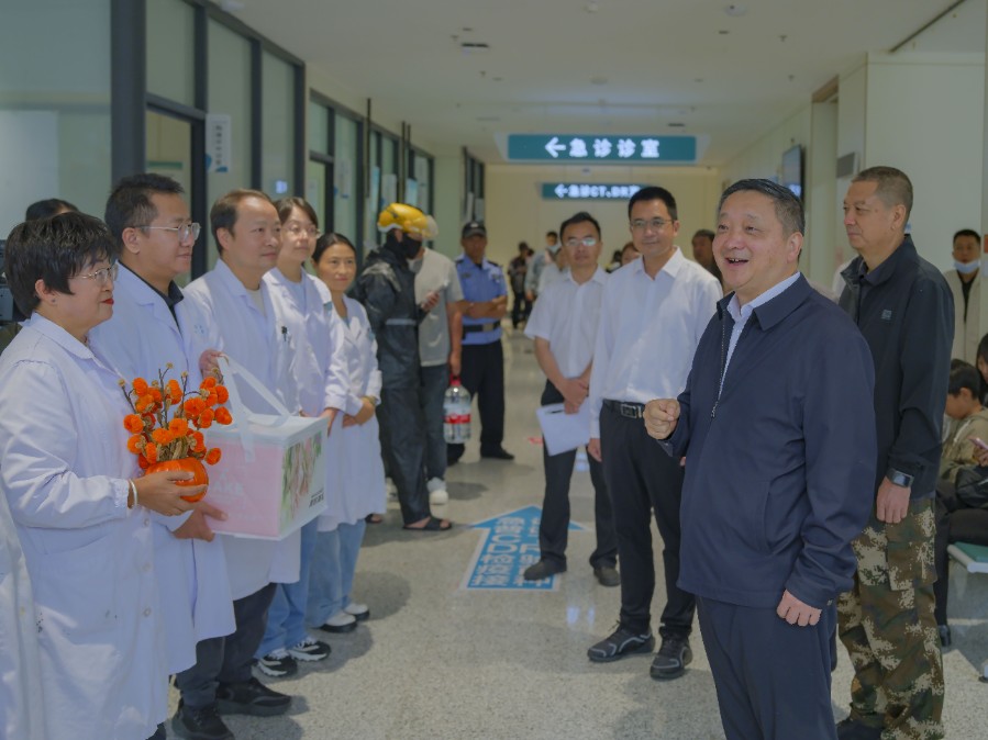 8月19日，杨国宗在大理州人民医院急诊科看望慰问医务工作者_proc.jpg
