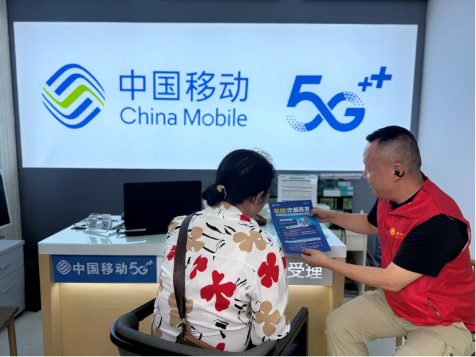 反诈宣传进乡村 守护老人“钱袋子”