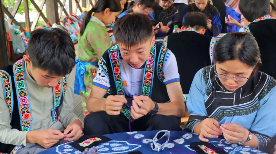 古道风遇少年心！这群来自全国的少年被漾濞彝绣圈粉了
