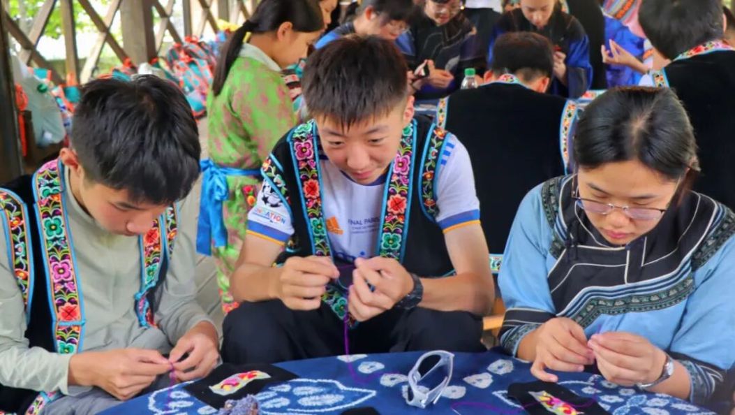 古道风遇少年心！这群来自全国的少年被漾濞彝绣圈粉了