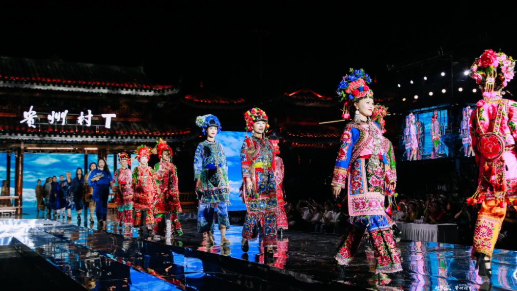 时尚盛典T台上的大理民族服饰，美翻了！