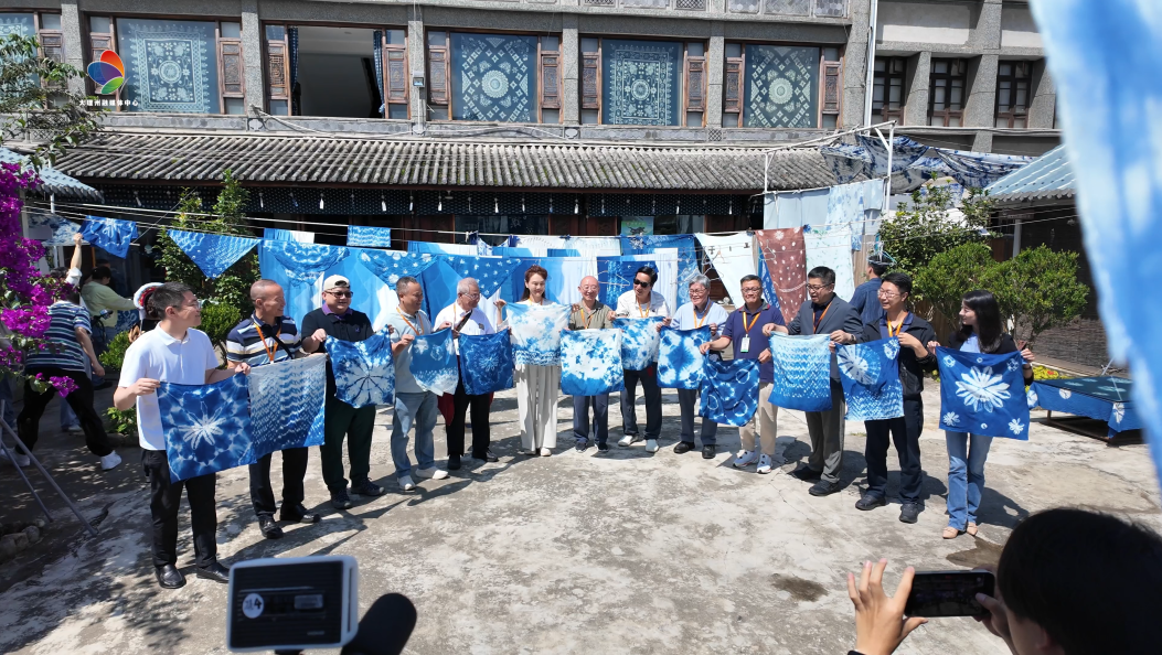 澳门媒体高层云南行参访团，走进喜洲古镇体验大理民族文化。#在大理爱上生活 #扎染