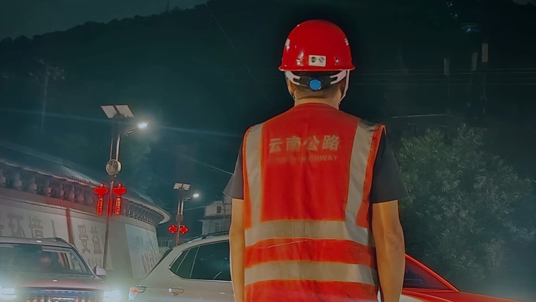杭瑞高速大理顺濞段山体崩塌致车流分流绕行，大理公路局全力保通G320、G215通行秩序  #大理  #抢险 #交通管控 #保畅通
