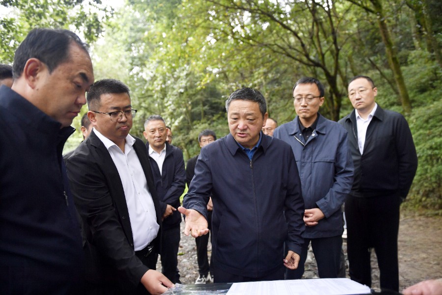 1788164370260954.jpg 杨国宗在中和溪调研苍山十八溪河道取水管控和城乡统供水工作。_proc.jpg