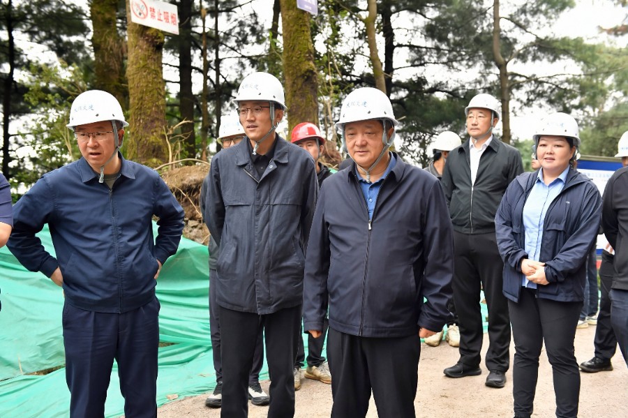 1788164577791747.jpg 杨国宗一行在银桥镇调研苍山森林防火应急道路建设项目(白雀寺至喜花线段)推进情况_proc.jpg