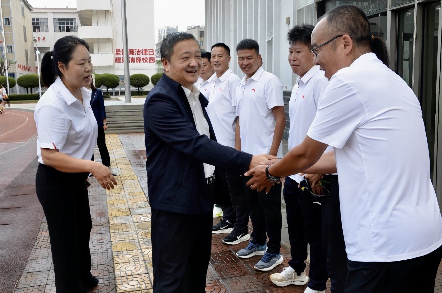 9月8日上午，杨国宗一行在州体育中学走访慰问，与教师代表亲切交谈_proc.jpg