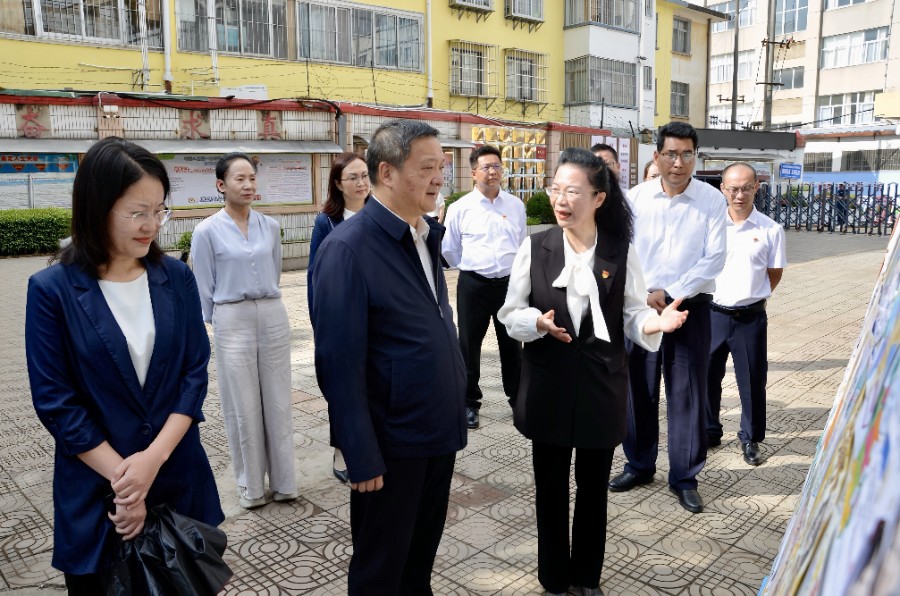 9月8日上午，杨国宗一行在下关一小走访慰问，察看教学办学相关情况_proc.jpg