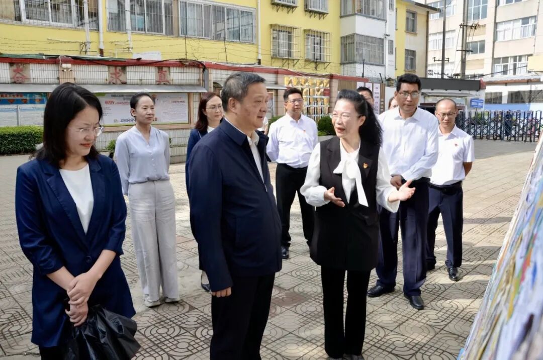 州领导分组看望慰问教师代表 向全州广大教师和教育工作者致以节日祝贺和诚挚问候