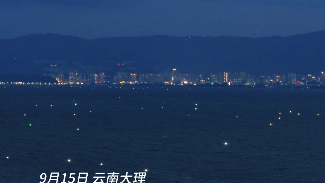 当渔灯亮起，“银河”便落进了人间~大理的秋夜浪漫已上线#在大理爱上生活 #洱海星河 #我家大理美 