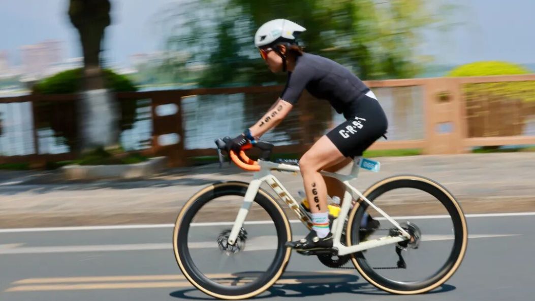 家门口奔赴113公里挑战！大理选手邱隐：人生首场铁三，零基础闯过IRONMAN70.3