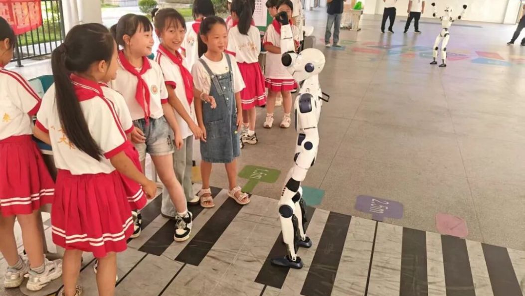 机器狗翻滚、光剑穿气球……大理科普大篷车让老区孩子玩嗨了