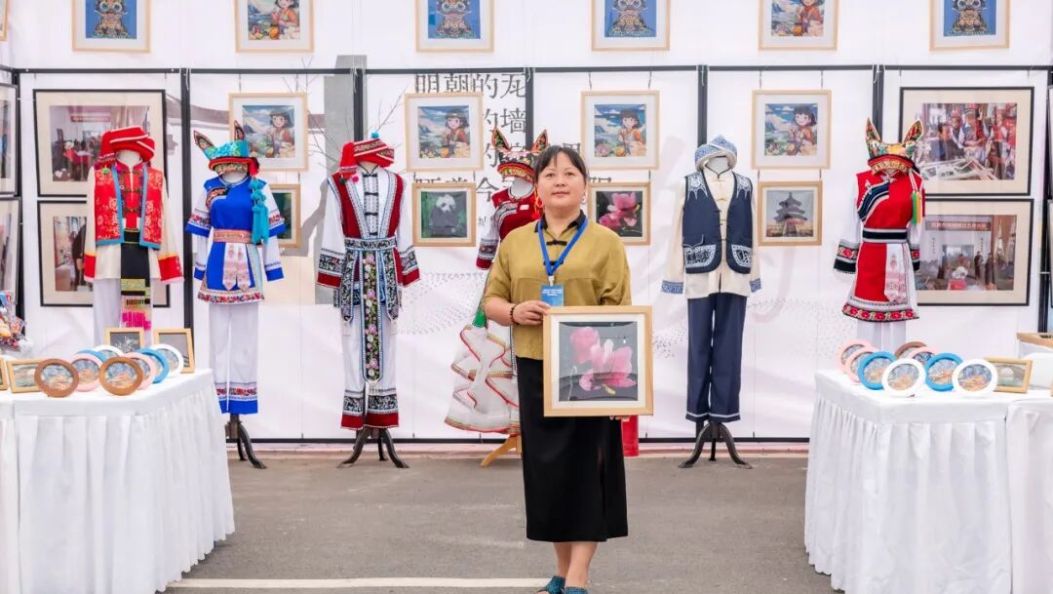 山海协作绣出剑川新画卷上海绒绣亮相“非遗大理行”