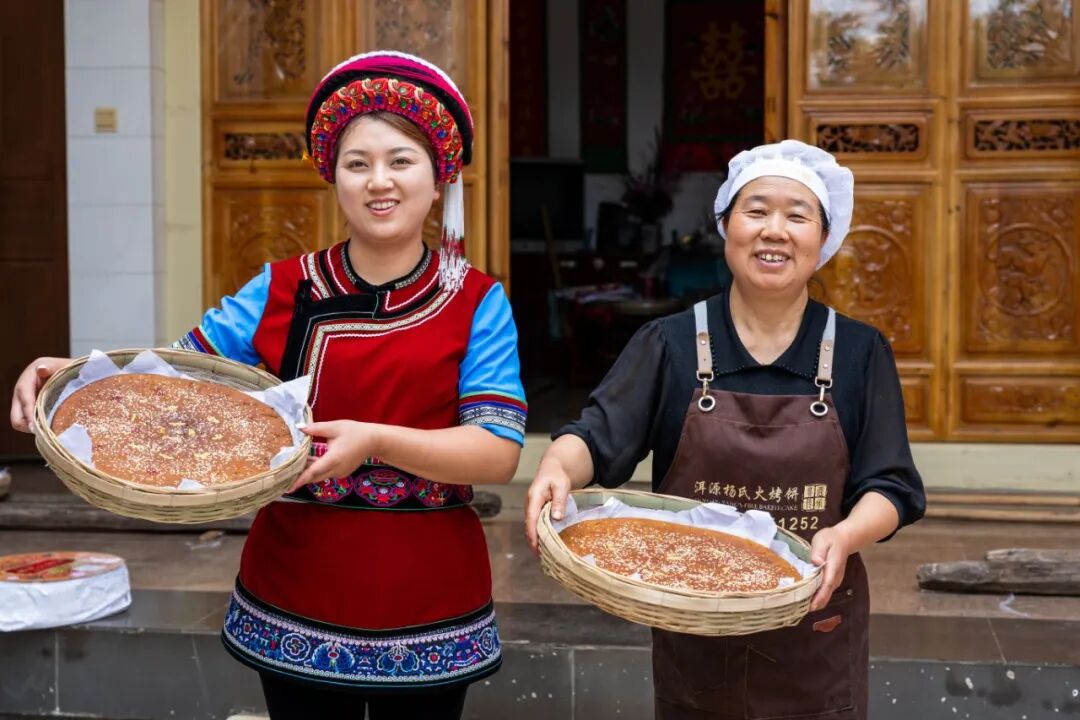 一炉炭火三代传承，洱源火烤饼烤出团圆味｜月圆大理・饼里乡愁