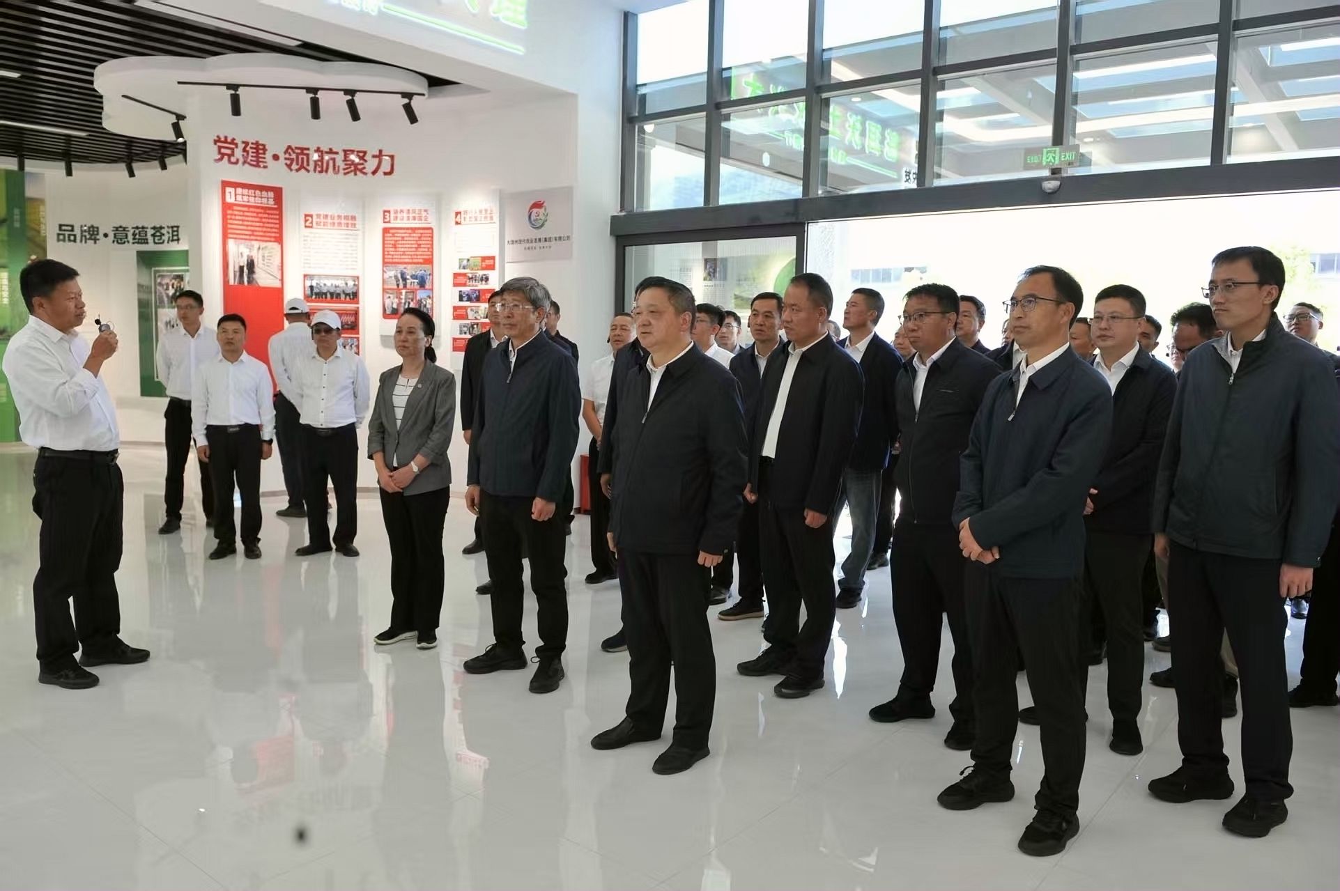 与会人员在大理州食用菌全产业链科技示范园观摩示范园项目建设和效益发挥情况_副本.jpg