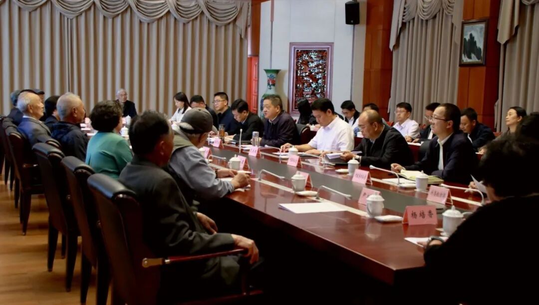 大理州召开2026年离退休干部情况通报会暨老年节座谈会 杨国宗主持并讲话
