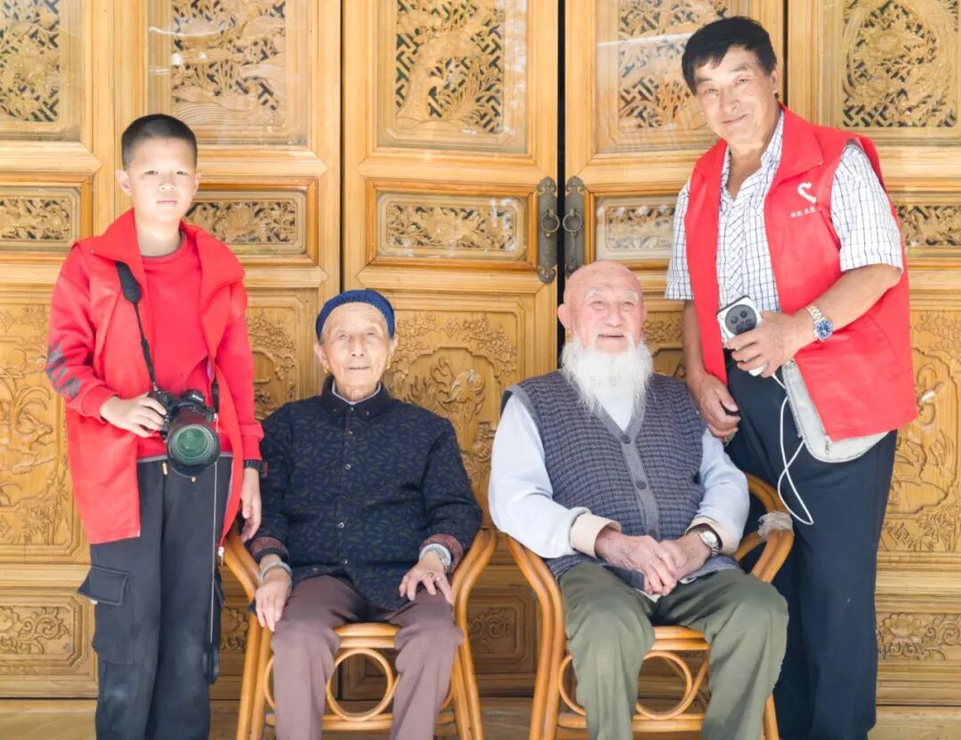 镜头里的重阳：90份肖像照，一份送给长寿村老人的特别礼物