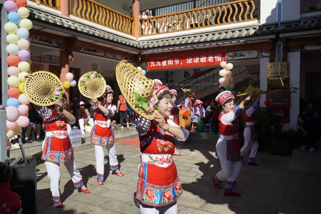 热气腾腾，大理这百余名老人的重阳太有氛围感！