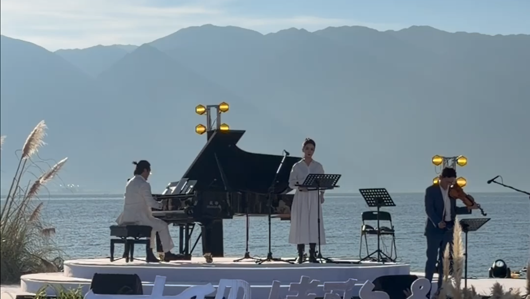 抱一·东西乐团钢琴家、作曲家、指挥孙崧博：在美丽的洱海畔带来这样一场音乐会，跟音乐厅的感觉完全不同#我家大理美  #在大理爱上生活 #2026大理情歌会  #大