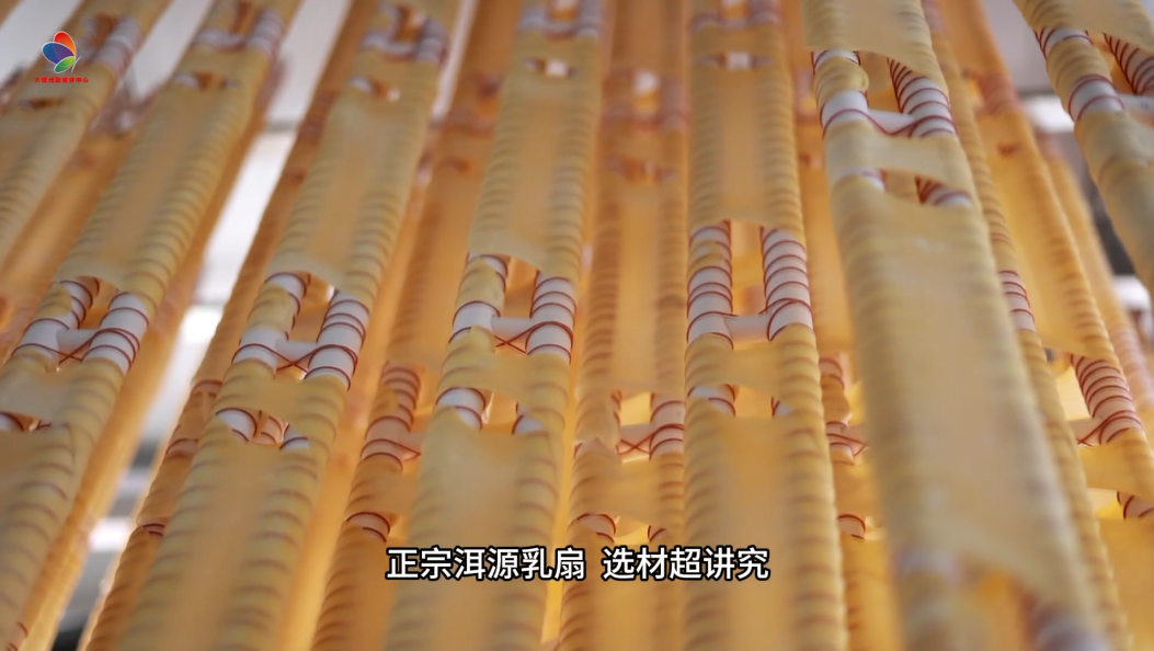 新鲜牛奶是这样变成乳扇滴 