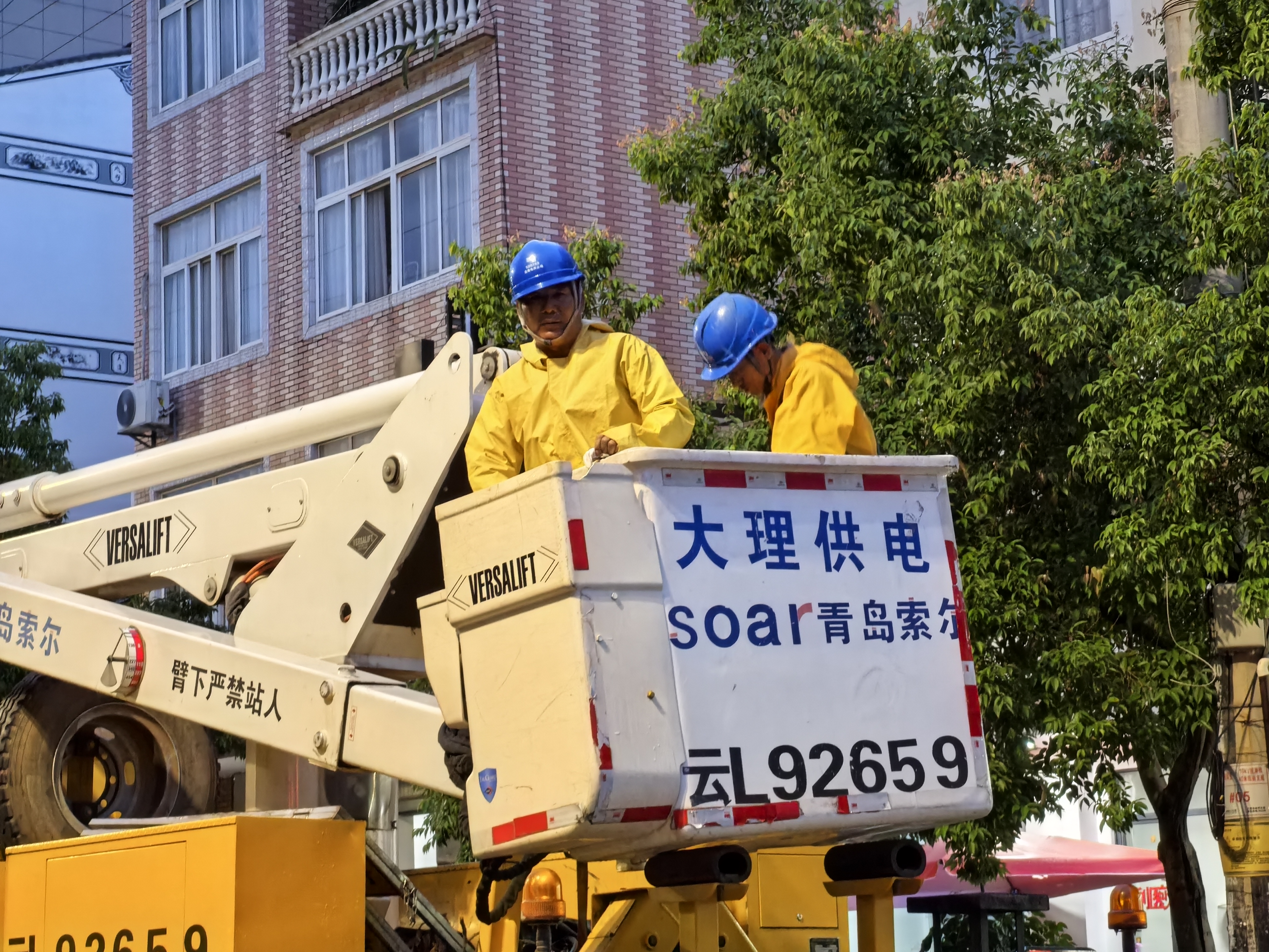 1793348375993667.jpg 闹市带电作业!用电无忧,服务“零打扰”5.jpg